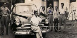 Daeng Muhammad Ardiwinata berfoto bersama dengan latar mobil